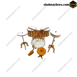 ساز درام دکوری کوچک با صندلی و چوبک چوبی